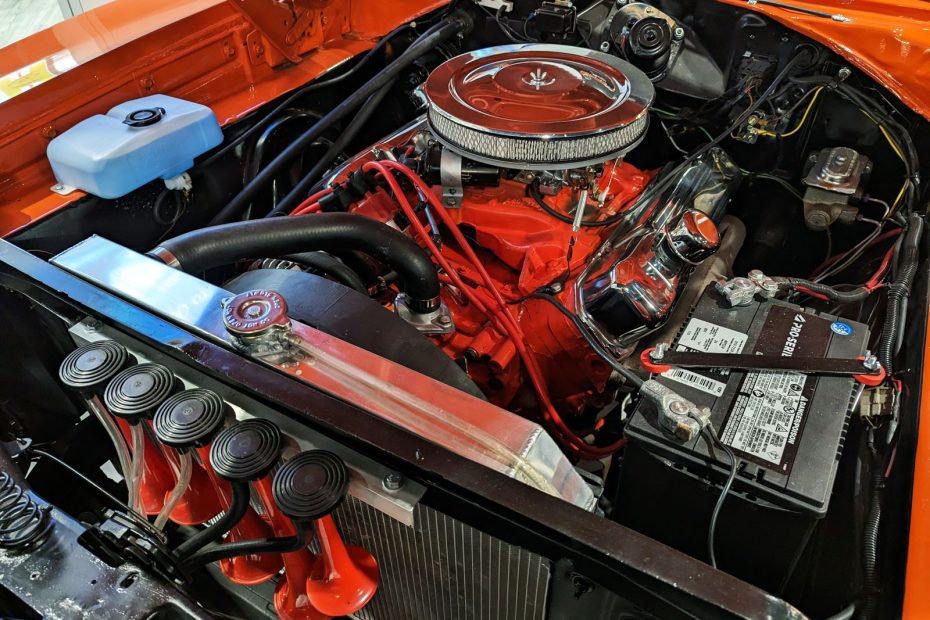 Motor de carro aberto mostrando peças internas
