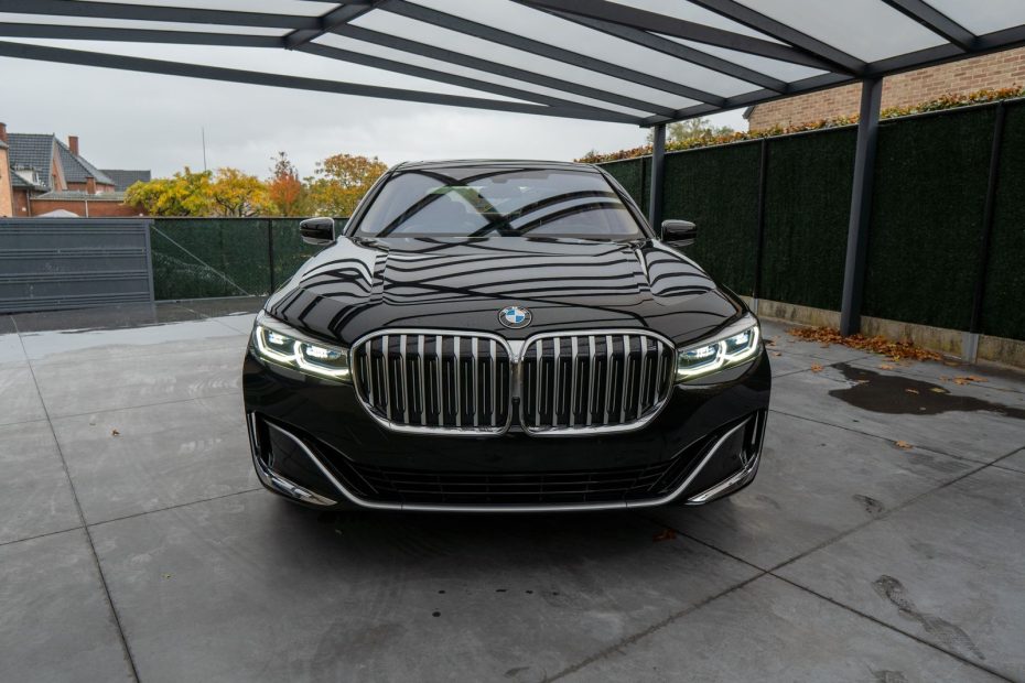 Carro importado BMW estacionado em garagem