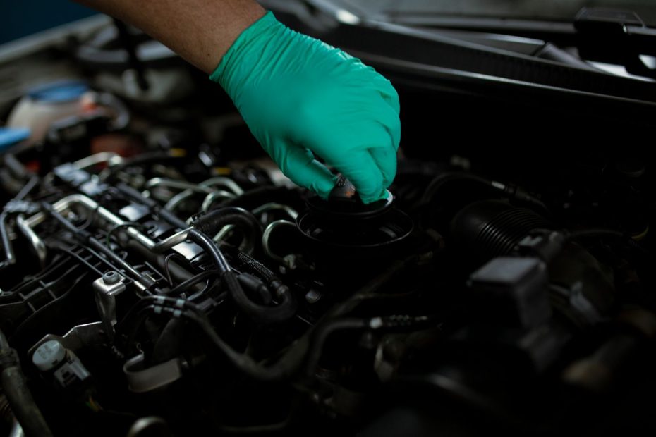 Mecânico trocando o óleo do motor de um carro