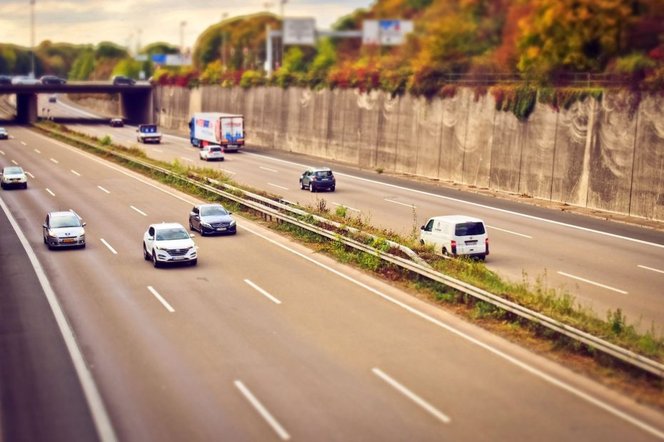 Carros em uma rodovia durante viagem